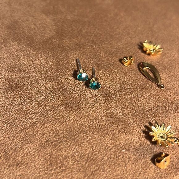 Vintage Avon May emerald birthstone pierced earrings. - Picture 6 of 8